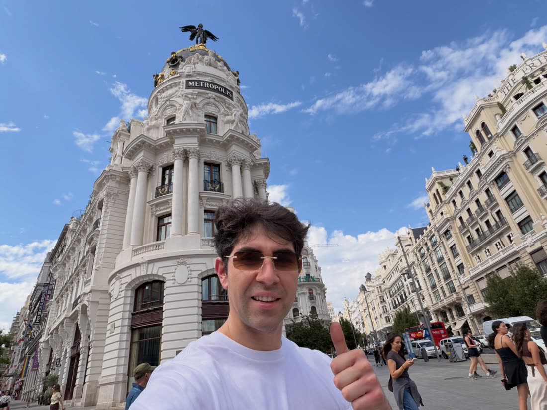 Francisco en la Gran Vía de Madrid